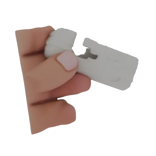 Rendu 3D d'une main à peau claire tenant une petite pince blanche imprimée en 3D entre le pouce et l'index.