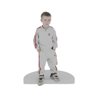 3D-Modell eines Jungen in einem weißen Trainingsanzug mit roten Streifen, der auf einer weißen runden Basis steht.