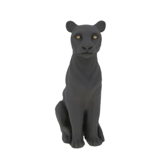 Uma renderização 3D de uma pantera negra elegante, sentada ereta com penetrantes olhos amarelos, apresentada sobre um fundo b