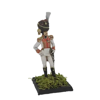 Modelo 3D de un oficial húsares francés con uniforme blanco con ribetes rojos, vistiendo un alto gorro de piel con un plumero