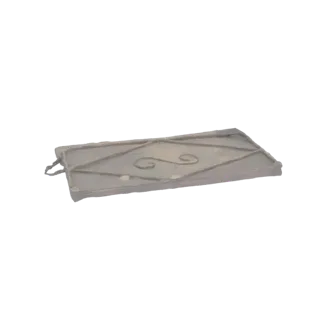 3D-Modell eines rechteckigen Tabletts mit Rautenmuster, dekorativen Wirbeln und zwei Schlaufengriffen an den Seiten.