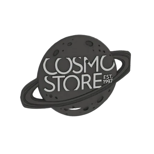 Modèle 3D d'une planète sombre type Saturne avec lettrage blanc 'Cosmo Store Est. 1997' et anneaux proéminents.