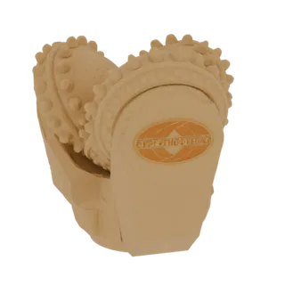 Modelo 3D de broca tricone com três rolos cônicos texturizados e um logo oval embutido no corpo central.