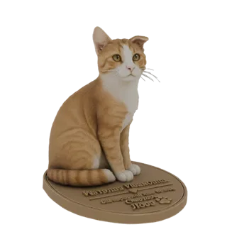 3D-Modell einer ingwer-getigerten Katze, die auf einem runden, gravierten Sockel mit Pfotenabdruck sitzt.