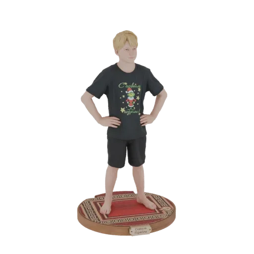 3D-Modell eines jungen Jungen mit blonden Haaren, der ein Weihnachtsshirt und Shorts trägt und auf einem teppichgemusterten S