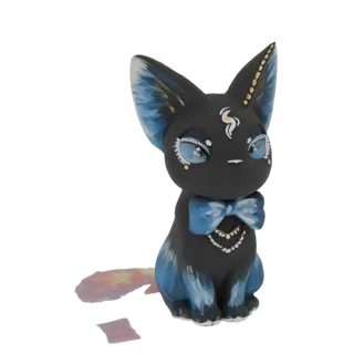 Render de modelo 3D de una figura de gato negro con grandes ojos azules, pajarita azul y acentos dorados, proyectando una som