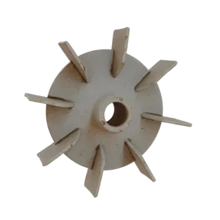 Modèle 3D d'un impulseur de ventilateur en plastique blanc à 8 pales et moyeu central, présenté sur fond blanc.