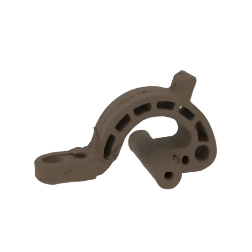 Renderização 3D de um suporte curvo com extensão cilíndrica e recortes, apresentado sobre fundo branco.