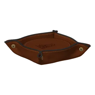 Modelo 3D de bandeja de cuero marrón con logo oscuro repujado en el centro y costuras visibles.