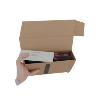Render 3D di una mano che tiene una carta con testo 'Kremal' all'interno di una scatola di cartone aperta, che mostra la rive