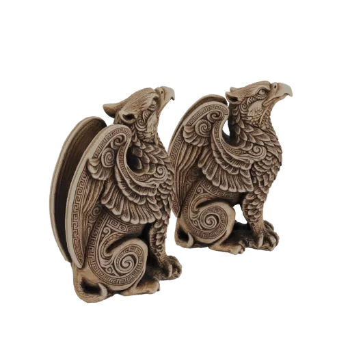 Una coppia di modelli 3D di statue di grifoni intagliate in modo intricato, con ali dettagliate e motivi ornati, su sfondo ne