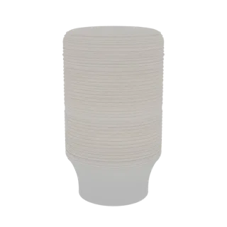 Un rendu 3D d'une pile soignée de gobelets en carton jetables blancs sur fond blanc.