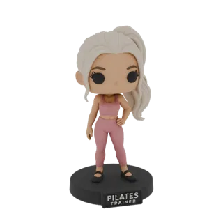 3D-Modell einer Pilates-Trainerin im Funko Pop Stil, trägt ein pinkes Sportoutfit und steht auf einer schwarzen Basis.