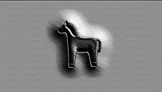 Modelo 3D de baixo-relevo de cavalo em estilo gravura, em tons monocromáticos com textura marcada.