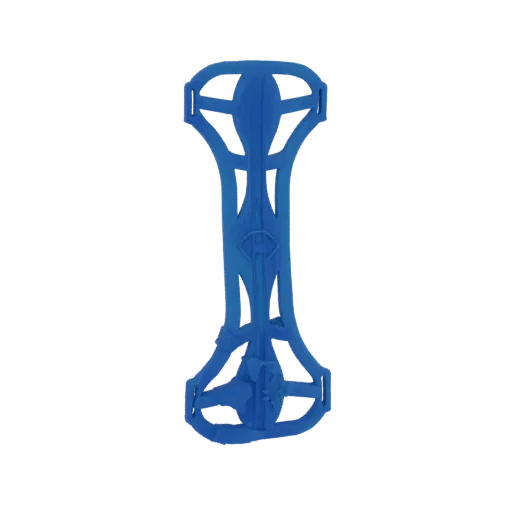 Ein blauer 3D-Render eines futuristischen Armschutzes mit zentralem Emblem und kompliziertem, segmentiertem Design.