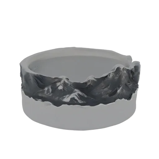 Modelo 3D de un cenicero redondo con una detallada y texturizada cordillera esculpida alrededor de su borde, sobre un fondo b