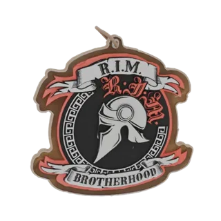 3D-Modell des R.I.M. Brotherhood Emblems mit Spartanerhelm, griechischem Schlüsselmuster und Textbändern.