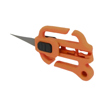 Uma renderização 3D de um cortador de segurança laranja com lâmina metálica retrátil visível e pega preta texturizada.