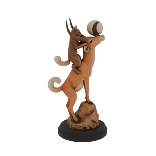 Modello 3D di un gatto marrone in equilibrio su un cervo marrone chiaro, con il gatto che tiene una palla a strisce sul naso