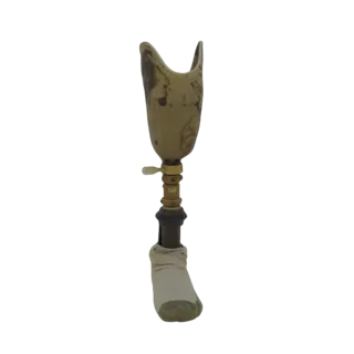 Modello 3D di una protesi di gamba vintage con cavità, giunto regolabile color bronzo e piede coperto di tessuto, su sfondo b