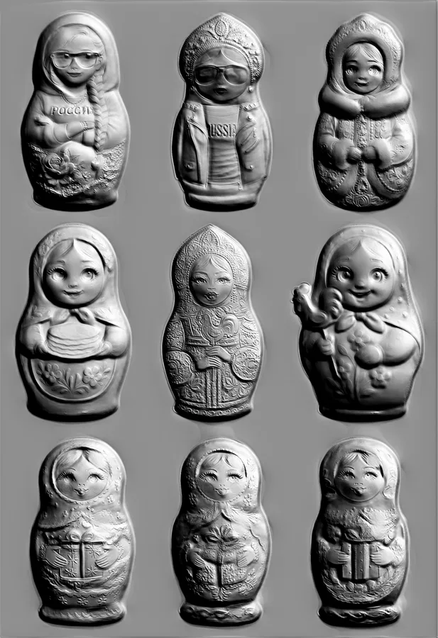 Modelo 3D de un conjunto de 9 matrioskas rusas estilo bajorrelieve, mostrando detalles en relieve y formas tradicionales.