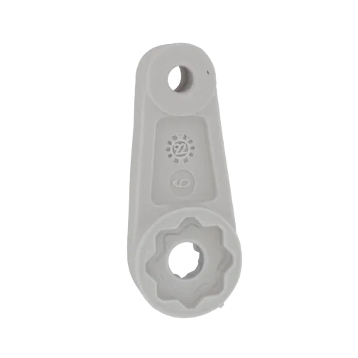 3D-Modell eines hellgrauen Kunststoff 10mm Steckschlüssel-Adapters mit Sechskantantrieb und geprägten Markierungen.