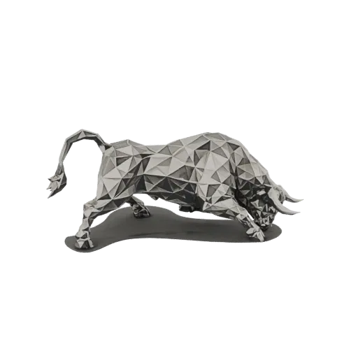 Modelo 3D de escultura geométrica de toro con superficies facetadas, en pose dinámica de embestida.