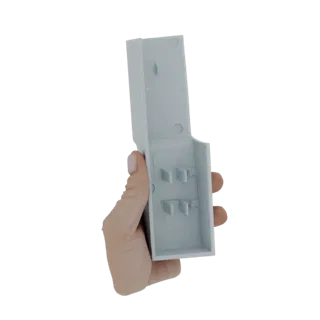 Una mano che tiene una staffa da parete in plastica grigio chiaro con clip interne, mostrando il suo design per il montaggio.