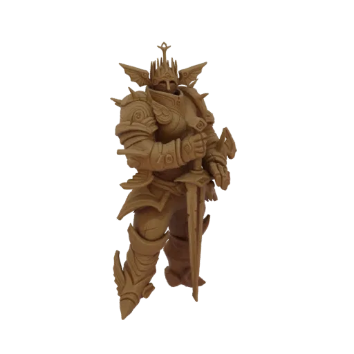 Rendering del modello 3D di un Cavaliere Celeste in armatura completa e ornata, che impugna una spada, con ali sul suo elmo e