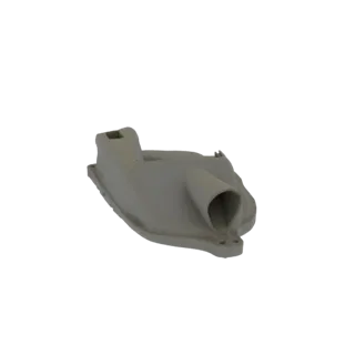 Modèle 3D d'un conduit d'admission d'air industriel gris avec une large bride de montage, vu sous un angle de trois quarts.