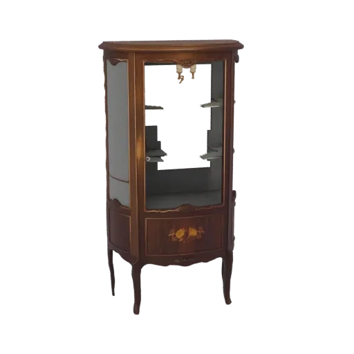 Modelo 3D de um móvel de exibição antigo com portas de vidro curvas, marqueteria ornamentada e pernas cabriolé, renderizado e
