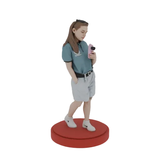 Modello 3D di giovane donna in polo verde acqua e pantaloncini grigi, con smartphone rosa, su base rossa.