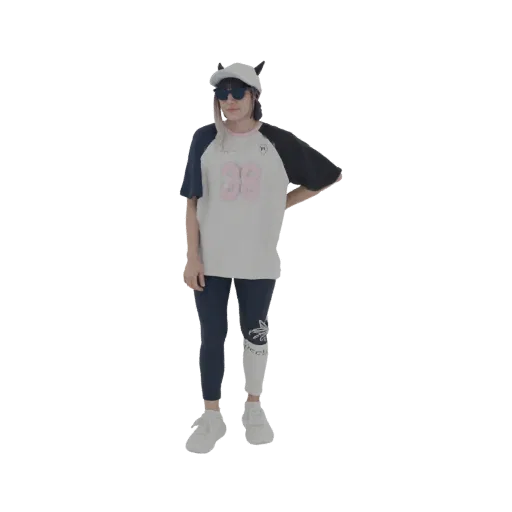 Modelo 3D de chica anime con orejas de gato, vistiendo camiseta de béisbol, leggings y gorra, en pose.