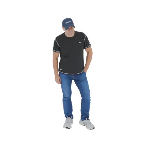 3D-Modell eines Mannes in schwarzem T-Shirt, blauer Jeans und blauer Baseballkappe, der mit einer Hand in der Tasche steht.