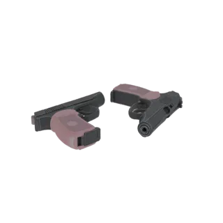 Render 3D di due pistole semiautomatiche nere con distintive impugnature rosa, presentate su uno sfondo bianco.