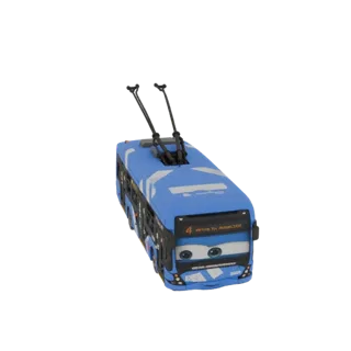 Modello 3D di un filobus blu a due piani con occhi da cartone animato e aste, visto da un'angolazione leggermente elevata.