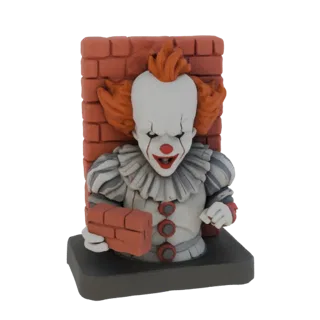 Modello 3D di basso rilievo di Pennywise dal film "It", che tiene un mattone, su uno sfondo di muro di mattoni.