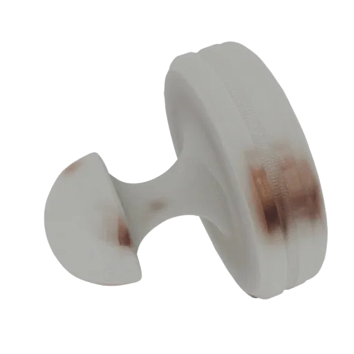 Modelo 3D de um carimbo vintage com um cabo curvo, mostrando superfícies texturizadas e um design clássico.