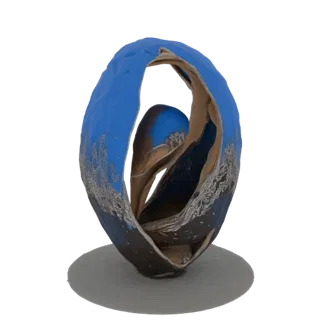 3D-Rendering einer abstrakten Skulptur mit wirbelnden blauen und metallisch texturierten Oberflächen auf einem kreisförmigen