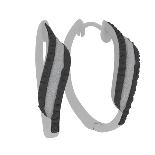 Modello 3D di un paio di orecchini a cerchio con alternate strisce nere texturizzate e argento, presentati su sfondo bianco.