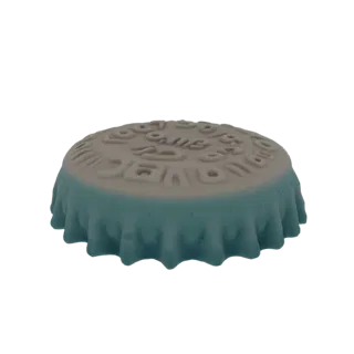 Un rendu 3D d'une capsule de bouteille bleue et grise avec du texte en relief sur sa surface, sur fond blanc.