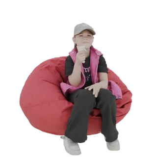 Modèle 3D d'une jeune fille portant un gilet rose et une casquette grise, assise sur un pouf rouge et tenant une glace.