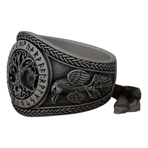 3D-Modell eines silbernen Wikingerrings mit Baum des Lebens, zwei Raben und Runeninschriften am Band.