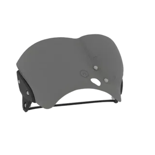 3D-Modell eines grauen Motorradvisiers mit schwarzer Montagehalterung, von der Seite vor schwarzem Hintergrund gezeigt.