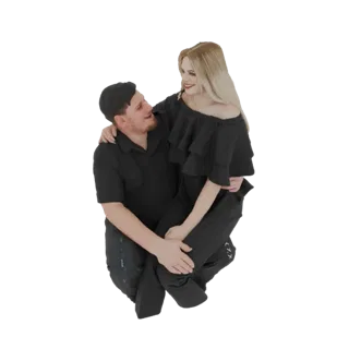 مجسم ثلاثي الأبعاد لرجل وامرأة بملابس سوداء يحتضنان برومانسية، ينظران إلى بعضهما البعض.