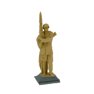 3D-Modell-Render eines sowjetischen Soldaten aus dem 2. WK in Uniform, der eine große Flagge hochhält und auf einem dunklen S