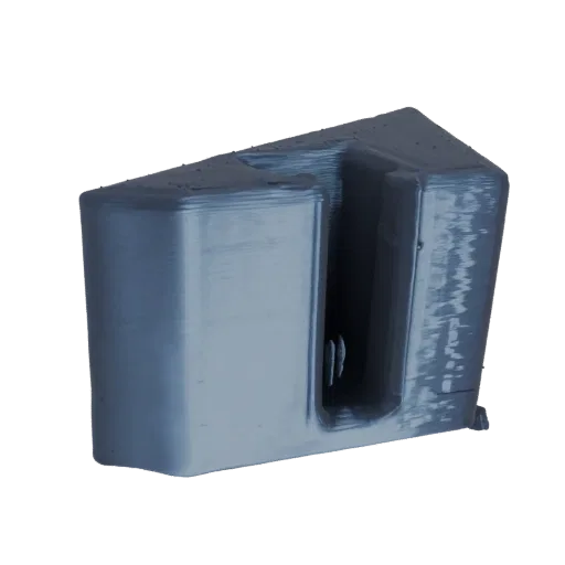 Modèle 3D d'une équerre grise et géométrique avec une fente centrale, montrant des textures superposées issues de l'impressio