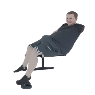 Modello 3D di un uomo sorridente con pantaloncini sportivi scuri e calzini neri, sdraiato su una sedia nera.