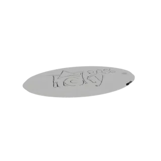 Render 3D de um chaveiro oval cinza claro com texto 'Katy' e patinha gravados na superfície, com furo para fixação.