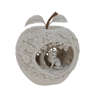 Modèle 3D d'une pomme blanche sculptée de fleurs, révélant un chat blanc assis sous un arbre à l'intérieur.